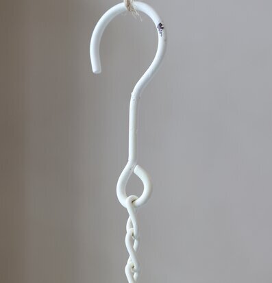 Bild av stilren ljusampel med antik och rustik charm