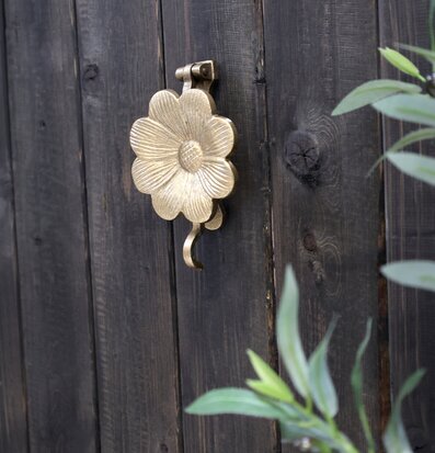 Foto av stilfull dörrklapp i antik mässing och trä