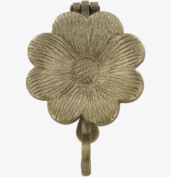 Foto av antik mässing dörrklapp i blomdesign