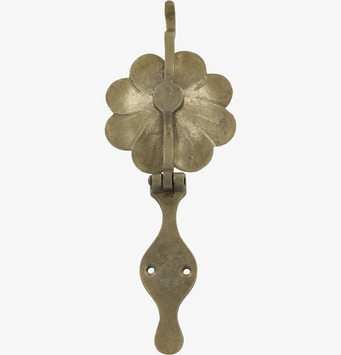 Foto av dörrklapp i antik mässing med blomdesign