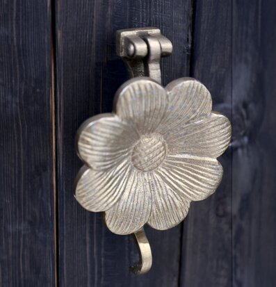 Bild av antik mässingsdörrklapp formad som blomma