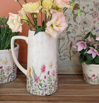 Bild av kanna med blommor i harmonisk inredningsmiljö