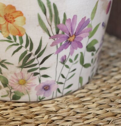 Bild av dekorativ kanna med blommönster och vintagekänsla