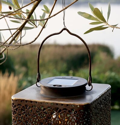 Foto av solcellslanterna i naturlig utomhusmiljö