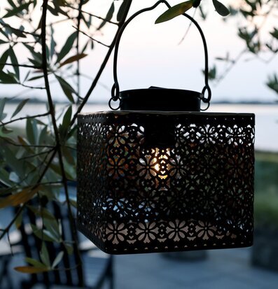 Bild av solcellslanterna som lyser upp kvällslandskap