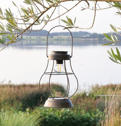 Bild av solcellslanterna över sjö i naturskön miljö