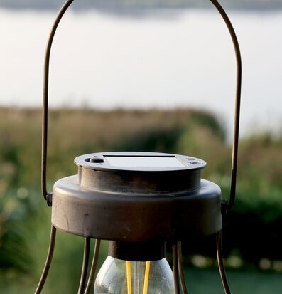 Bild av elegant solcellslanterna i naturskön miljö