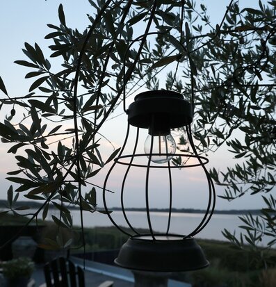 Bild av solcellslanterna i harmonisk naturlig miljö