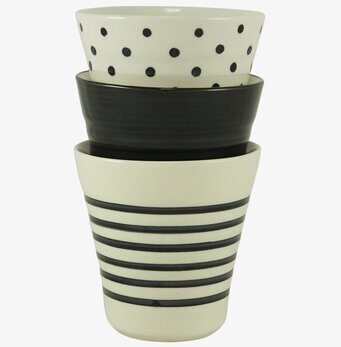 Lattemugg Svart från Strömshaga i stapel med andra muggar