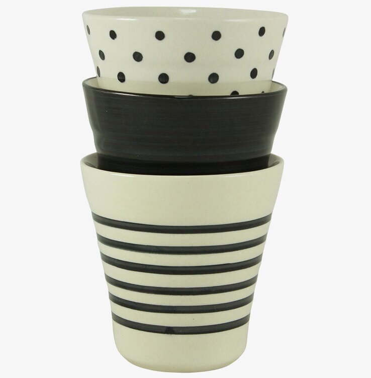 Lattemugg Svart från Strömshaga i stapel med andra muggar