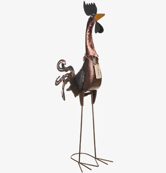 Foto av en 70 cm hög tuppskulptur i hammrad plåt