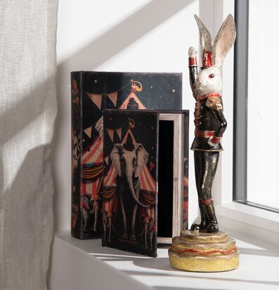 Bild av charmig inredning med cirkustema och kaninfigur