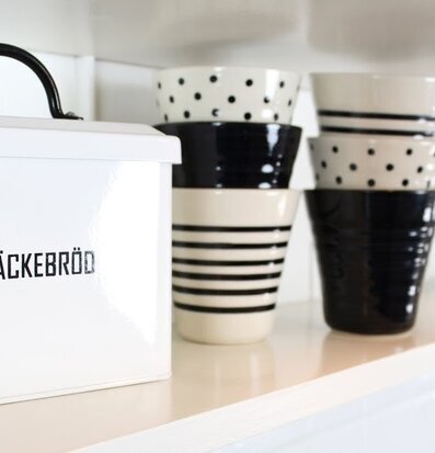 Lattemugg Svart från Strömshaga på stilren hylla i kök