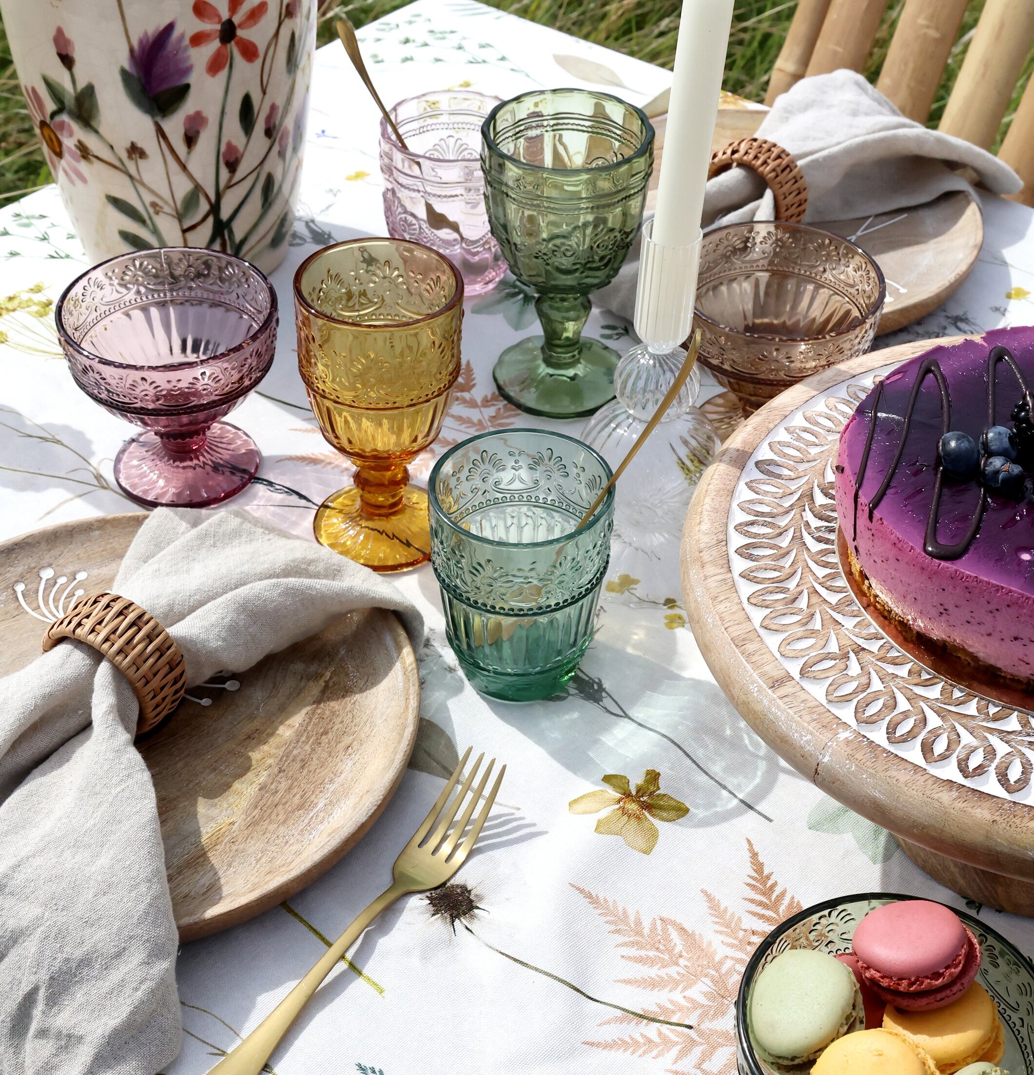 Bild av elegant dukning med färgglada detaljer utomhus