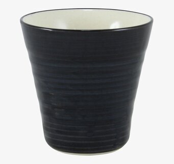 Lattemugg Svart från Strömshaga på vit bakgrund