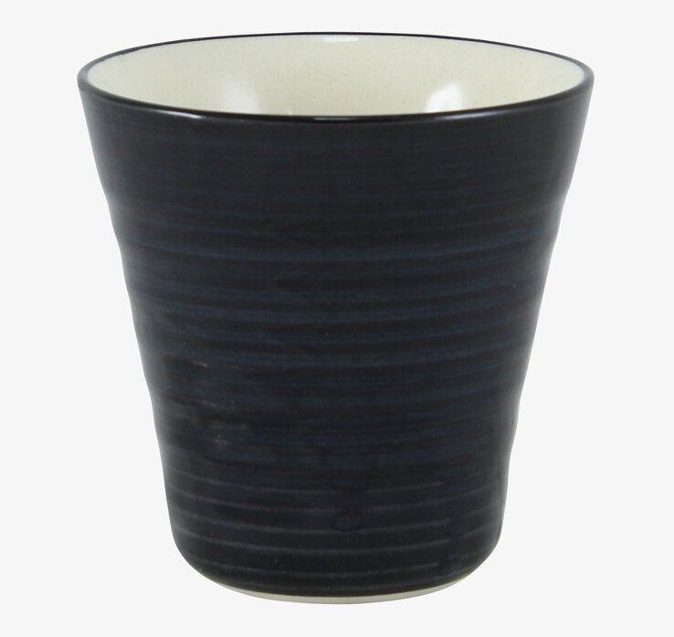 Lattemugg Svart från Strömshaga på vit bakgrund