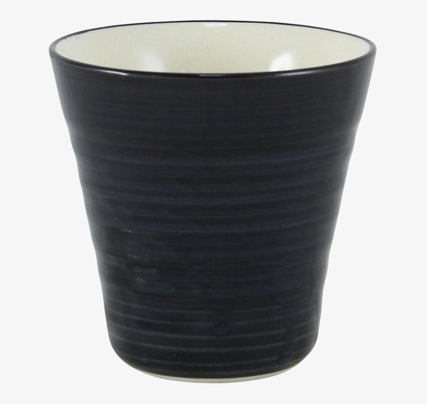 Lattemugg Svart från Strömshaga på vit bakgrund