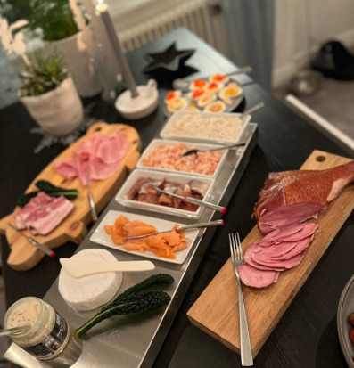 Bild av stilfull matscen med kylplatta och delikatesser