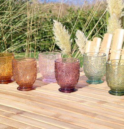 Bild av vackra glas i jordnära färger och naturmiljö