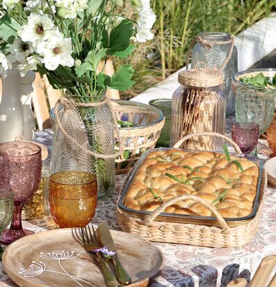 Bild av charmig utomhusdukning med harmoniska detaljer