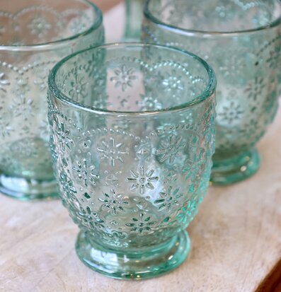 Foto av eleganta retrodesignade reliefglas i akvamarin