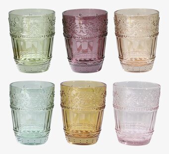 Foto av färgglada tumblerglas med sofistikerad design