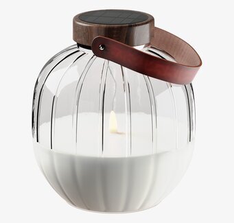 Foto av stilfull glaslykta med solcell och läderhandtag