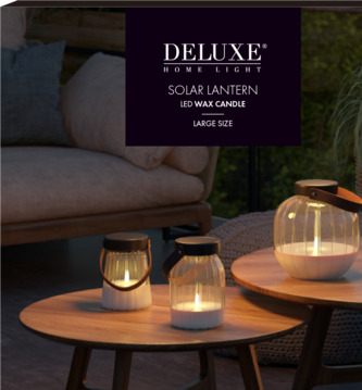 Bild av mysigt vardagsrum med glaslyktor och växt