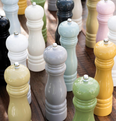 Bild av färgglada salt- och pepparkvarnar på träunderlag