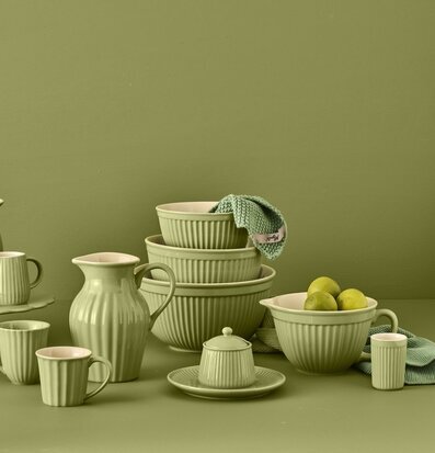 Bild av harmoniskt grönt köksarrangemang med skålar