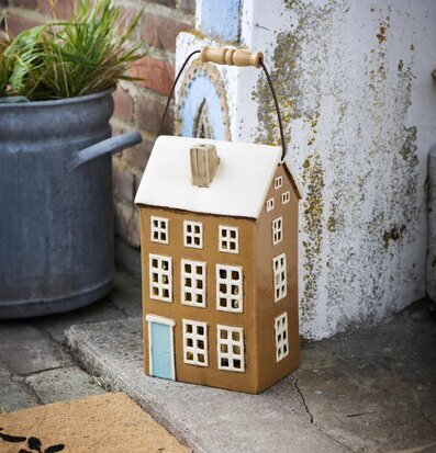 Foto av charmig ljuslykta i form av ett litet hus