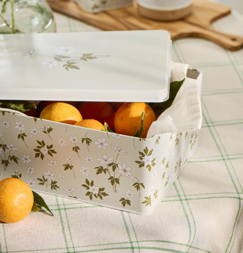 Bild av hemtrevlig scen med plåtburk och citrusfrukter