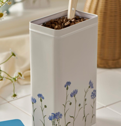 Bild av vacker plåtburk med blåklint och kaffebönor