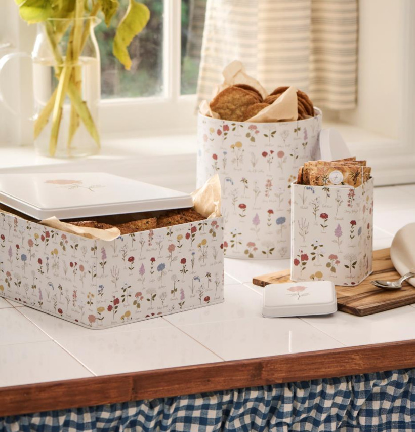 Bild av inbjudande kök med plåtburkar och solrosor