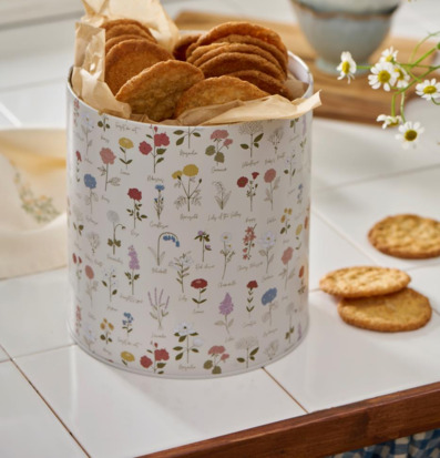 Bild på hemtrevlig köksmiljö med plåtburk och kakor