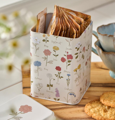 Bild av hemtrevlig köksinteriör med plåtburk och te