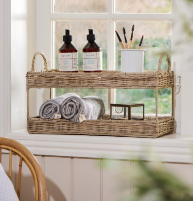 Bild av stämningsfull miljö med rottingbricka och detaljer