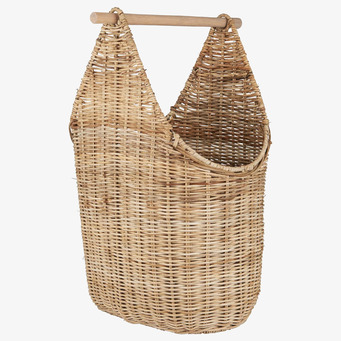 Bild av vackert vävd korg för toalettpappersförvaring