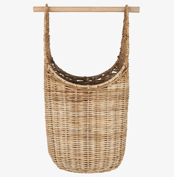 Bild av stilfull rottingkorg för toalettpapper i badrum