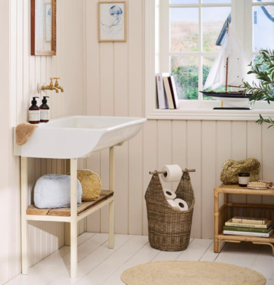 Bild av harmoniskt badrum med stil och naturliga inslag