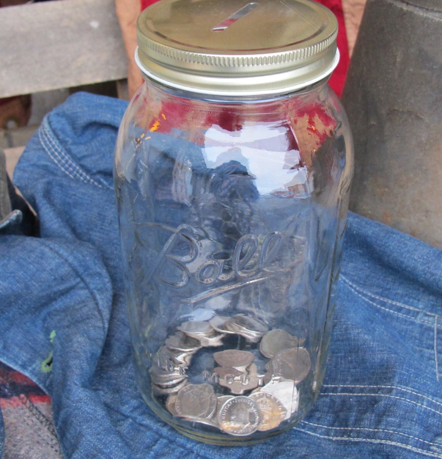 Lock Wide Mouth Coin Bank Gold från Ball Mason Jar på jeans