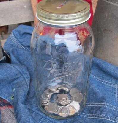 Lock Wide Mouth Coin Bank Gold från Ball Mason Jar på jeans