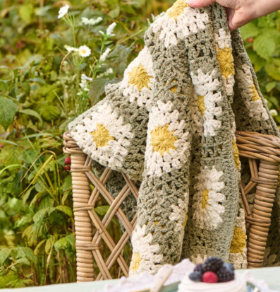 Bild av färgglad pläd i harmonisk somrig inredning