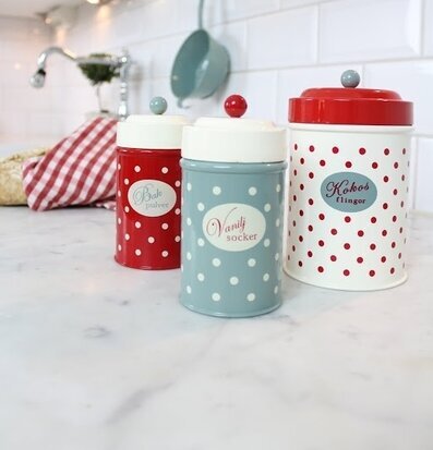 Foto av charmanta plåtburkar i stilfull köksmiljö