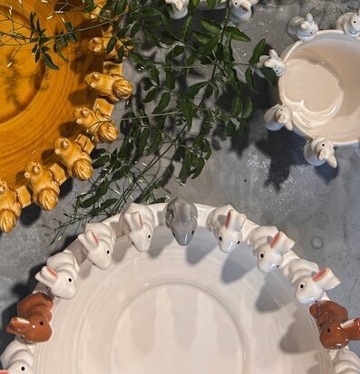 Bild av charmiga keramikskålar med naturinspirerat tema