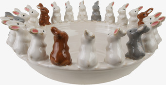 Bild av unik keramisk skål med kaninfigurer i rad