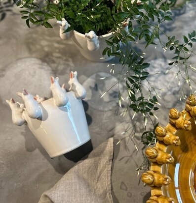 Bild av stilfull inredning med kaninmotiv och keramik