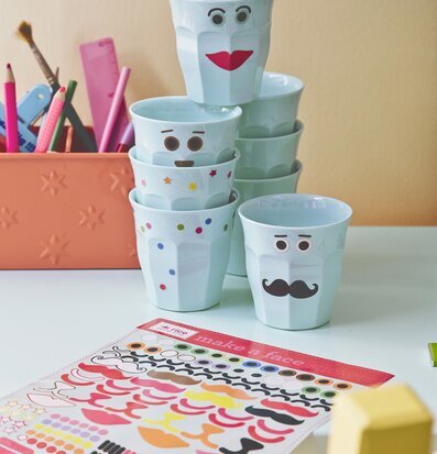 Stickers från Rice på bord med klistermärken och muggar