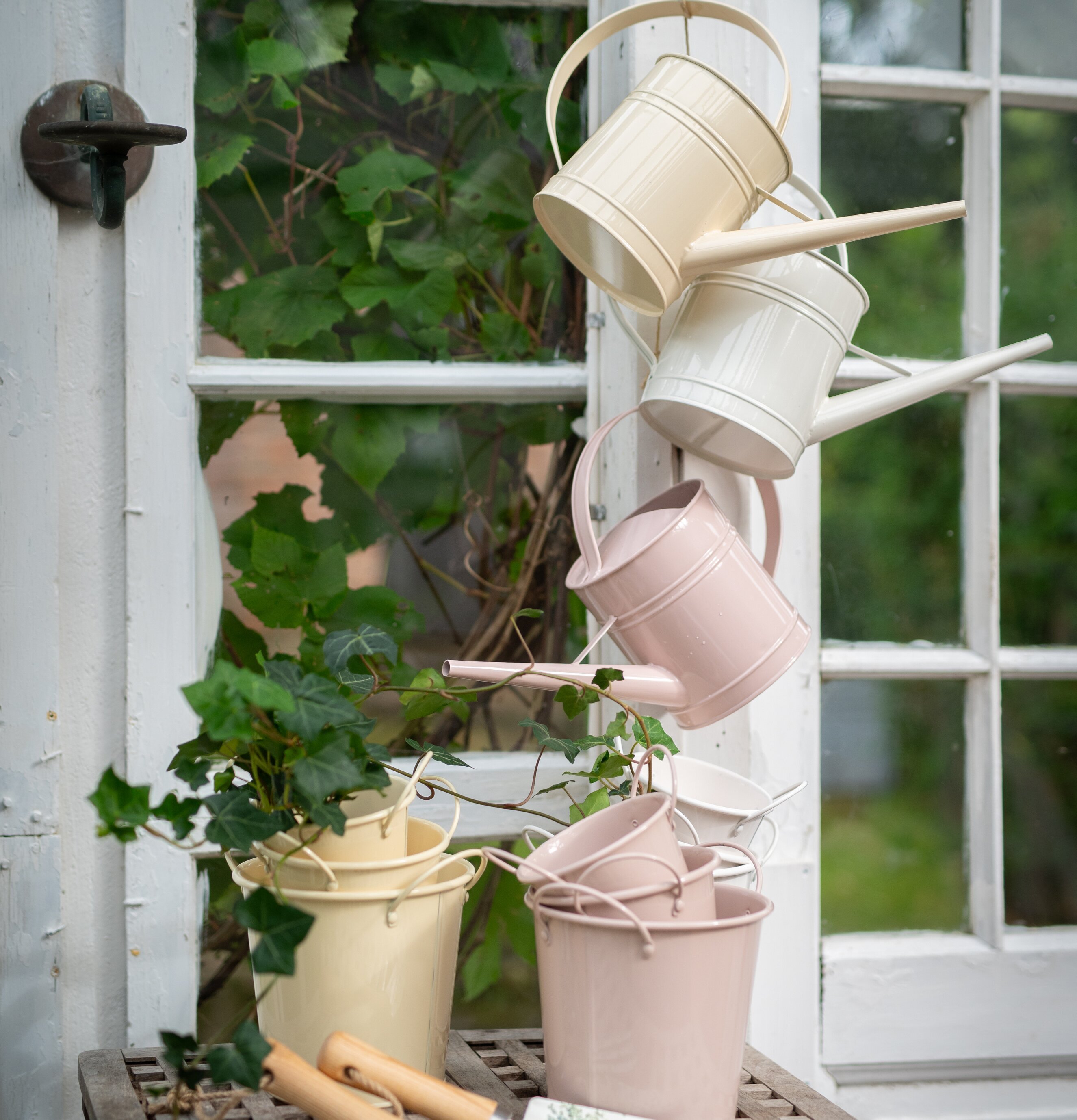 Vattenkanna Alina Gul Rosa Wikholm Form Vattenkannor för utomhusbruk