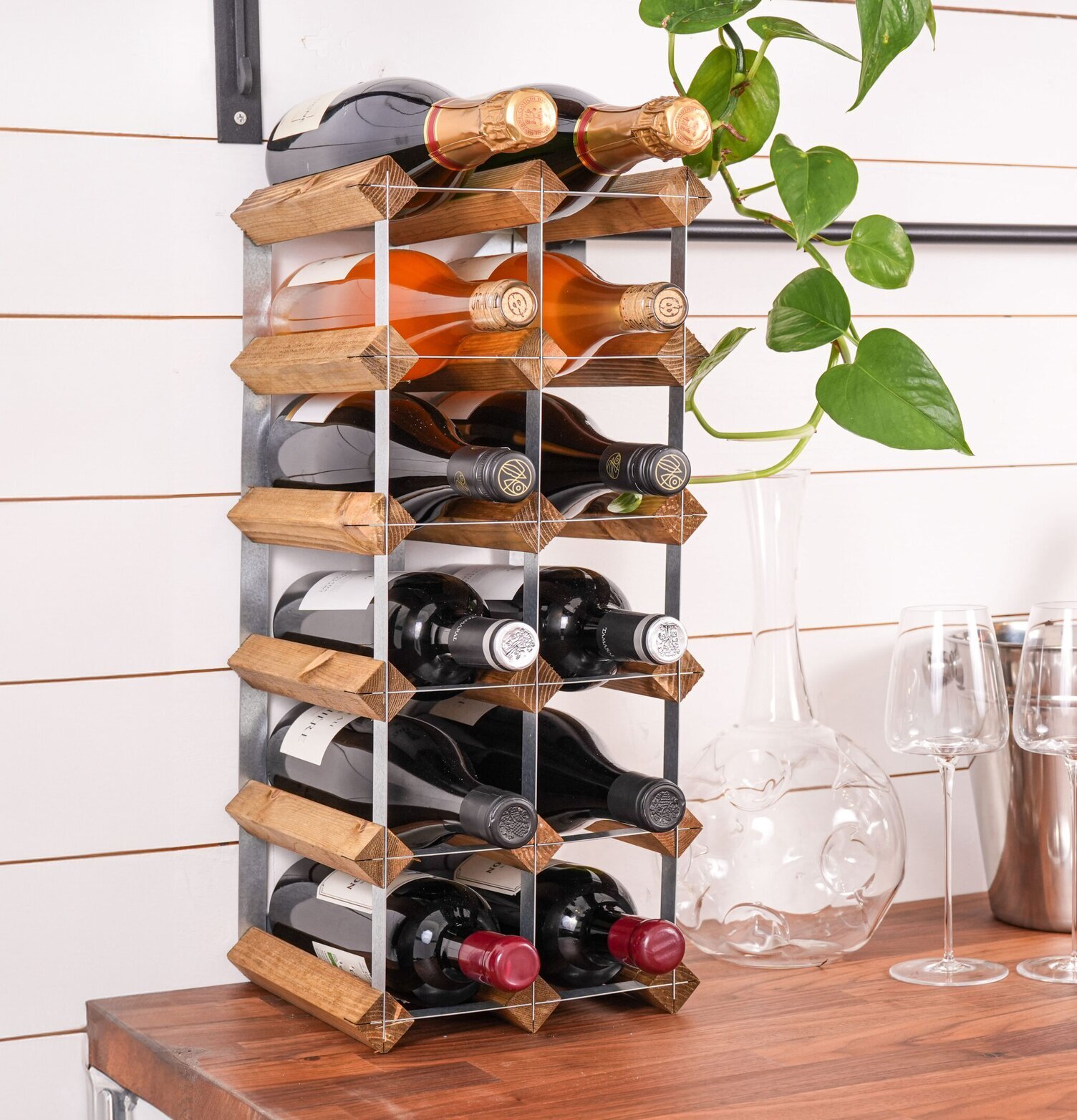 Bild av stilrent vinställ i ljus ek med 15 flaskor